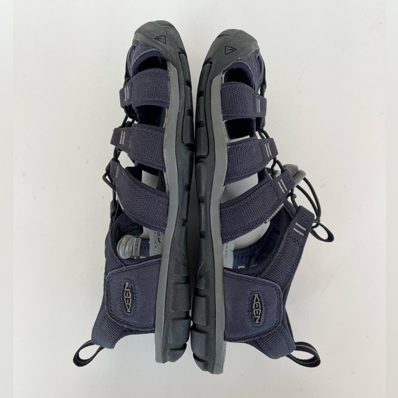 KEEN Men\'s Clearwater CNX Sandal in Navy Blue and Light Gray, size 10 / 43